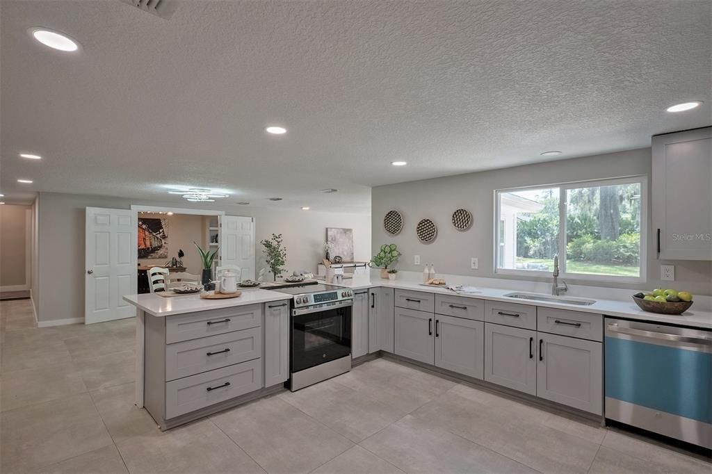Activo con contrato: $775,000 (3 camas, 3 baños, 3379 Pies cuadrados)