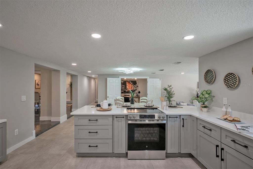 Activo con contrato: $775,000 (3 camas, 3 baños, 3379 Pies cuadrados)