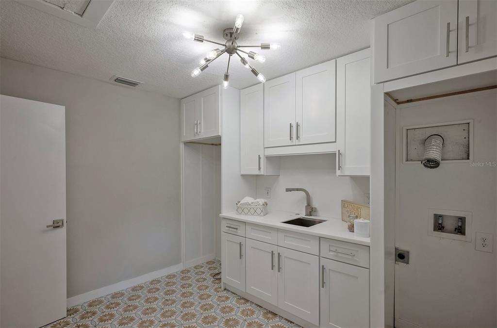 Activo con contrato: $775,000 (3 camas, 3 baños, 3379 Pies cuadrados)
