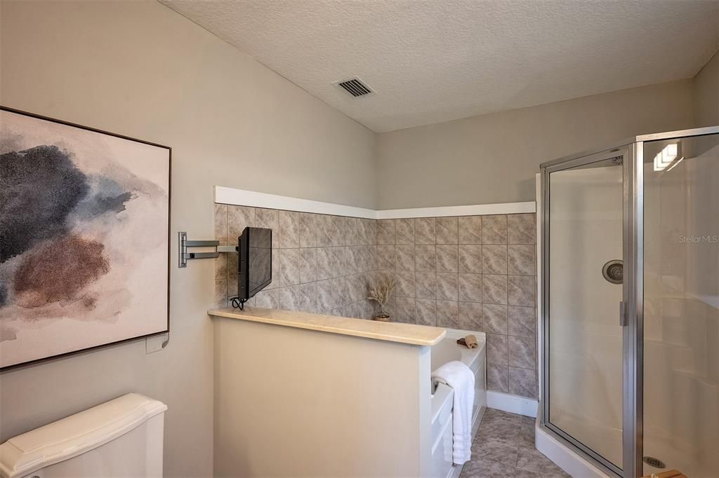 Activo con contrato: $775,000 (3 camas, 3 baños, 3379 Pies cuadrados)