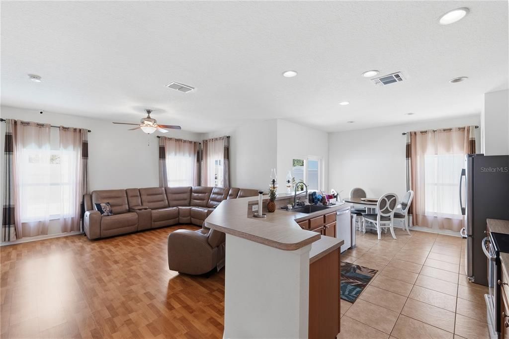 For Sale: $399,900 (3 beds, 2 baths, 1901 Square Feet)
