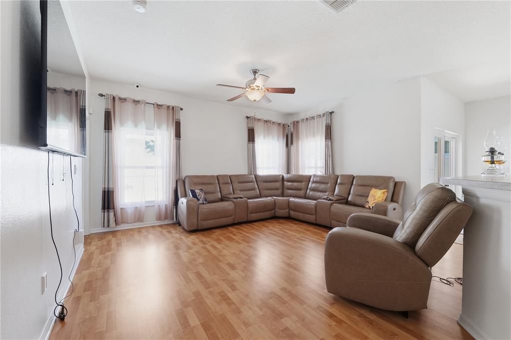 For Sale: $399,900 (3 beds, 2 baths, 1901 Square Feet)