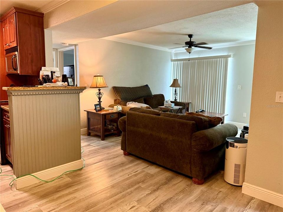 For Sale: $129,000 (1 beds, 1 baths, 705 Square Feet)