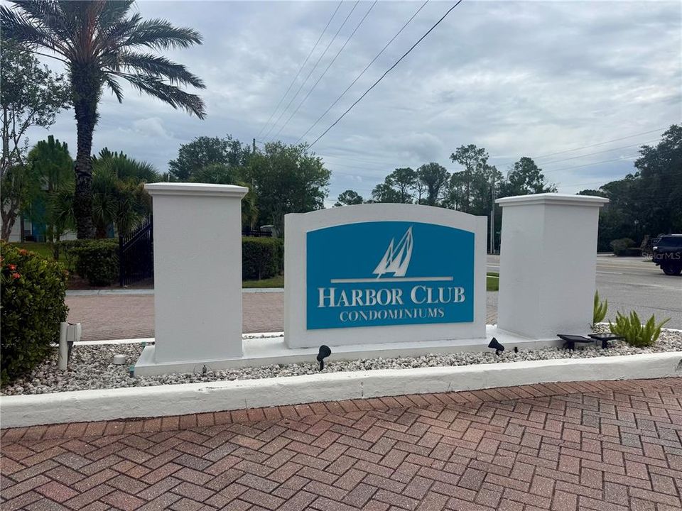 For Sale: $129,000 (1 beds, 1 baths, 705 Square Feet)