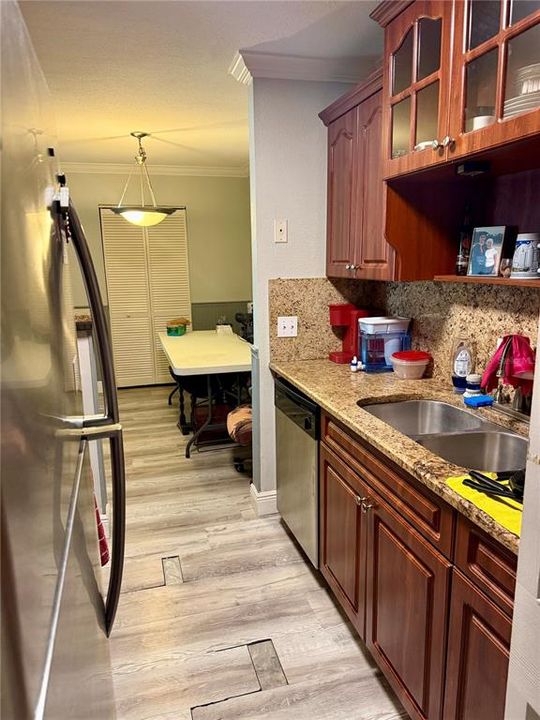 For Sale: $129,000 (1 beds, 1 baths, 705 Square Feet)