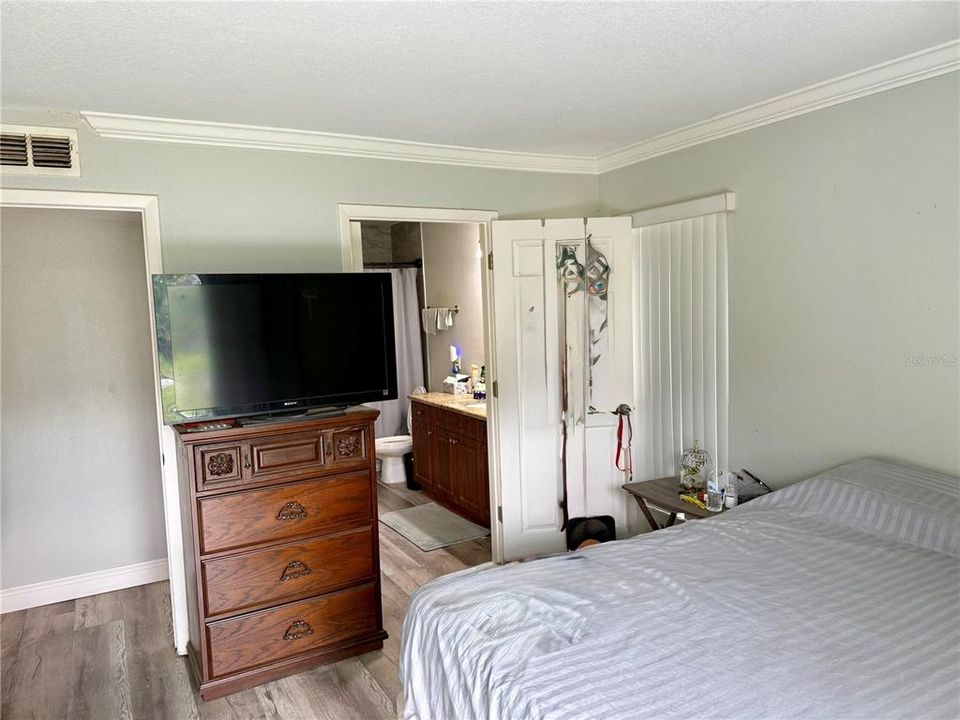 For Sale: $129,000 (1 beds, 1 baths, 705 Square Feet)