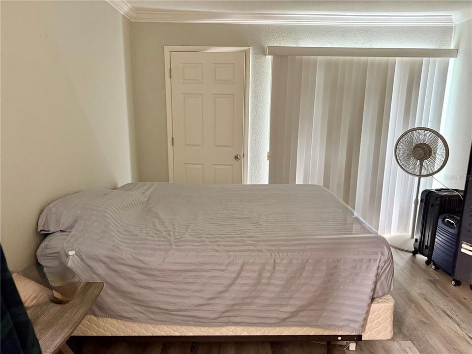 For Sale: $129,000 (1 beds, 1 baths, 705 Square Feet)