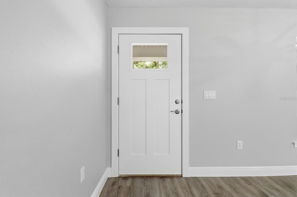 For Sale: $299,900 (3 beds, 2 baths, 1585 Square Feet)