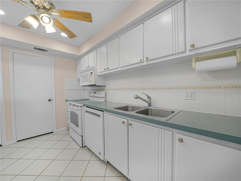 На продажу: $145,000 (2 спален, 2 ванн, 1120 Квадратных фут)
