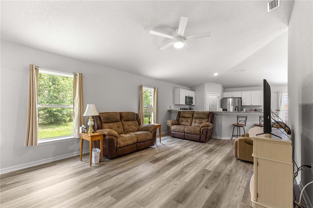 For Sale: $310,000 (3 beds, 2 baths, 1613 Square Feet)