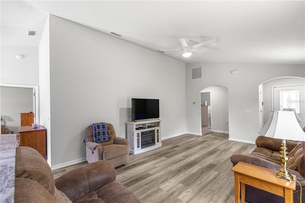 For Sale: $310,000 (3 beds, 2 baths, 1613 Square Feet)