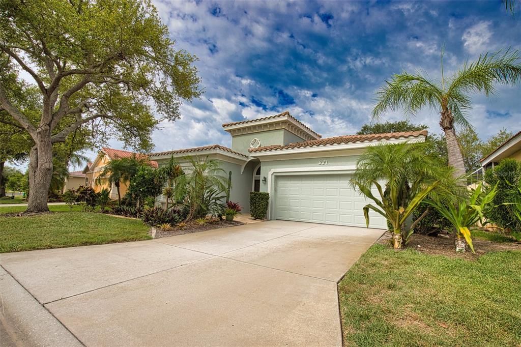 For Sale: $819,999 (3 beds, 3 baths, 2009 Square Feet)