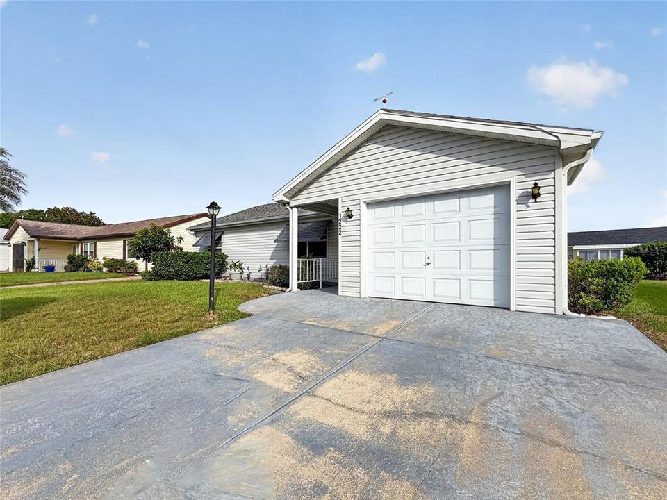 For Rent: $2,200 (2 beds, 2 baths, 1040 Square Feet)