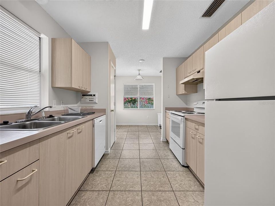 For Rent: $2,200 (2 beds, 2 baths, 1040 Square Feet)