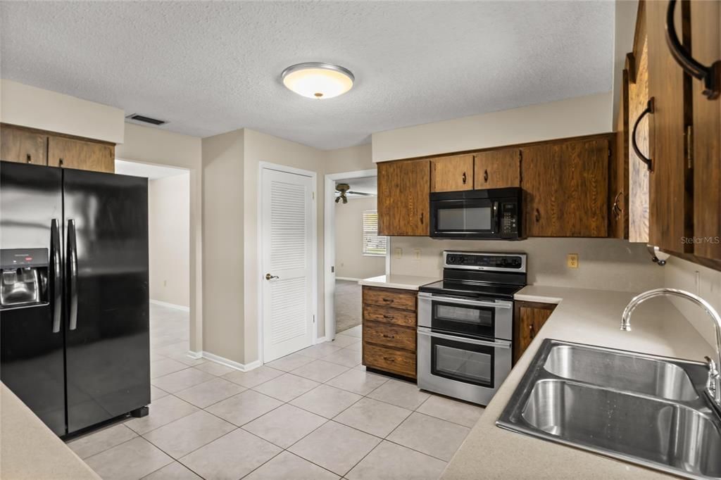 En Venta: $435,000 (4 camas, 2 baños, 2228 Pies cuadrados)