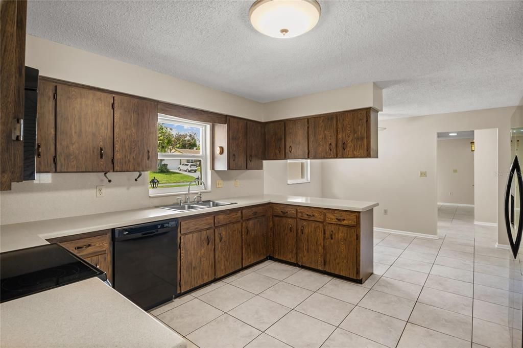 En Venta: $435,000 (4 camas, 2 baños, 2228 Pies cuadrados)
