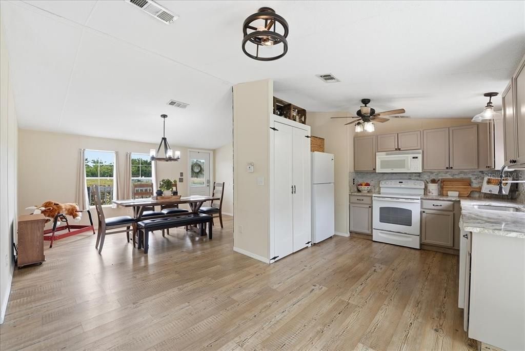 En Venta: $549,900 (3 camas, 2 baños, 1248 Pies cuadrados)