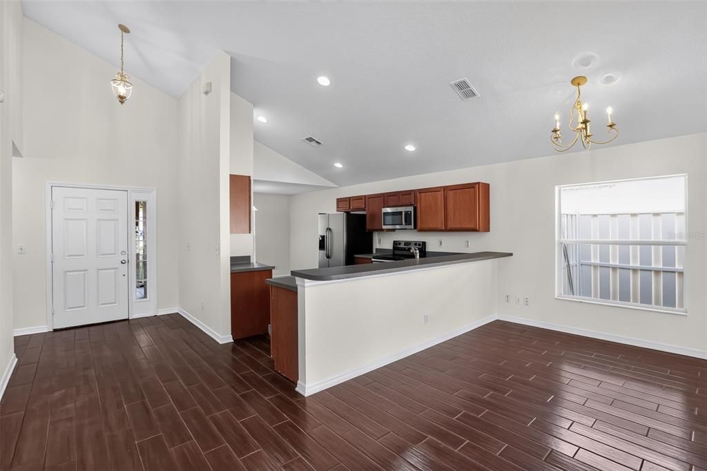 Activo con contrato: $329,900 (4 camas, 2 baños, 2378 Pies cuadrados)