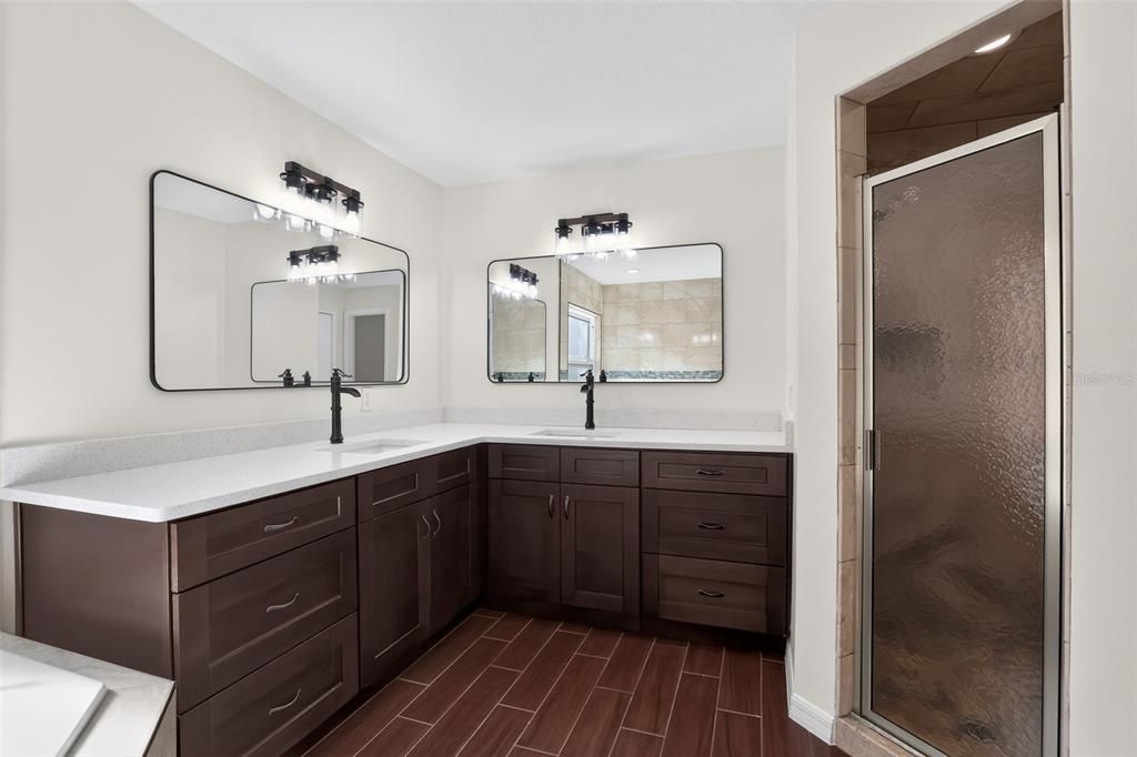 Activo con contrato: $329,900 (4 camas, 2 baños, 2378 Pies cuadrados)