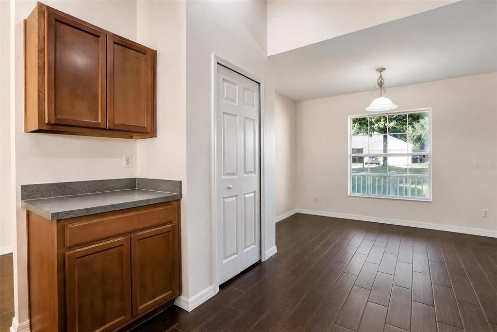 Activo con contrato: $329,900 (4 camas, 2 baños, 2378 Pies cuadrados)