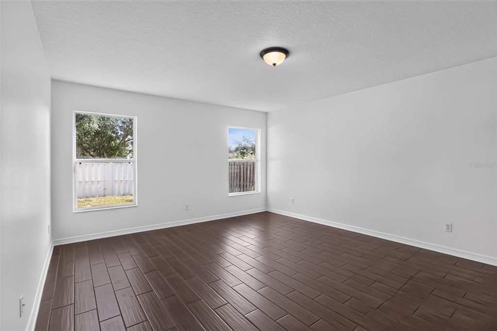 Activo con contrato: $329,900 (4 camas, 2 baños, 2378 Pies cuadrados)