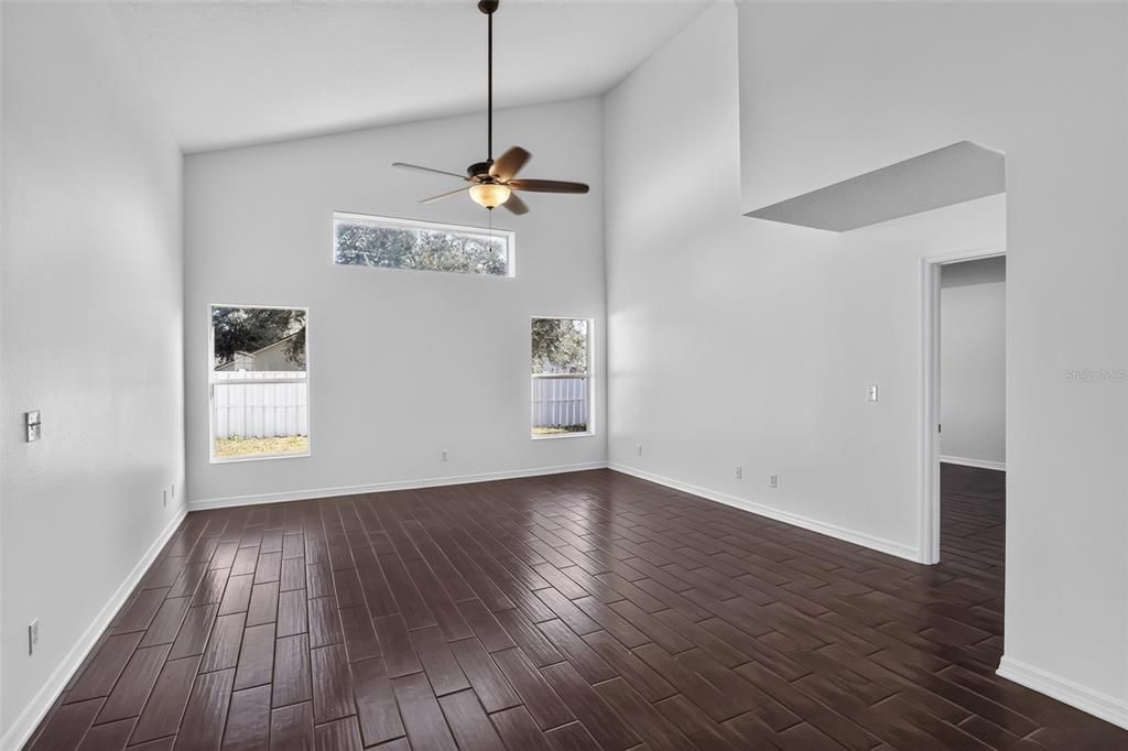 Activo con contrato: $329,900 (4 camas, 2 baños, 2378 Pies cuadrados)