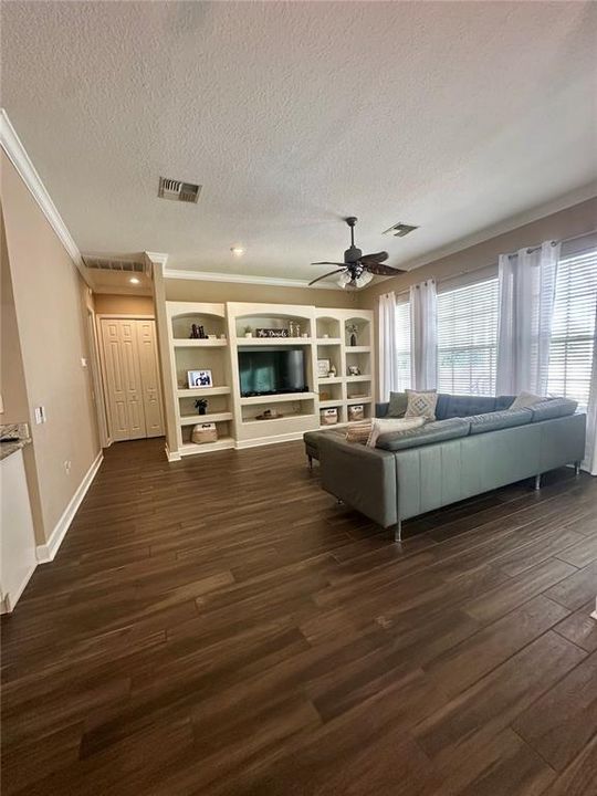 En Venta: $585,000 (4 camas, 3 baños, 2916 Pies cuadrados)