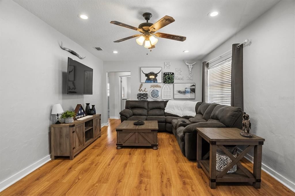 Activo con contrato: $245,000 (3 camas, 2 baños, 1193 Pies cuadrados)