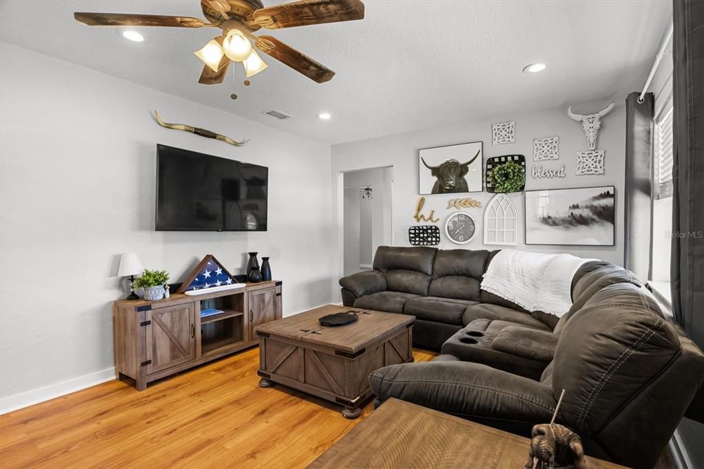 Activo con contrato: $245,000 (3 camas, 2 baños, 1193 Pies cuadrados)