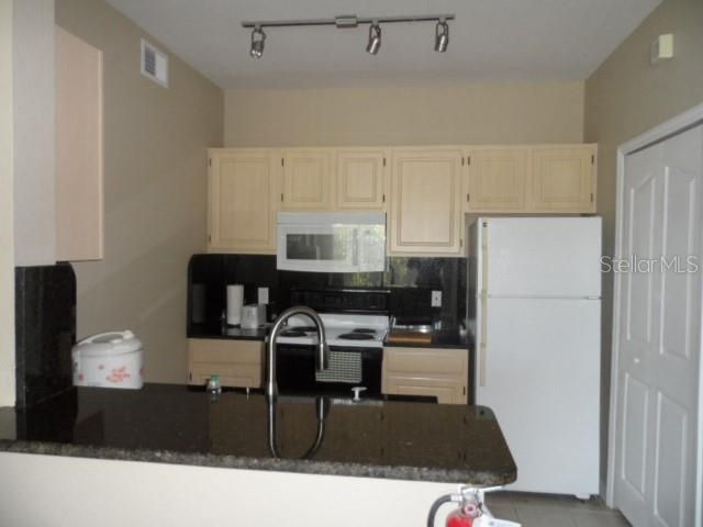 For Rent: $1,400 (1 beds, 1 baths, 636 Square Feet)