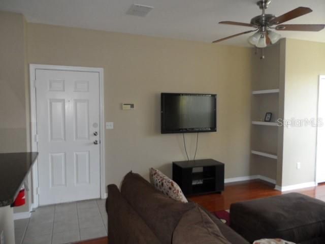 For Rent: $1,400 (1 beds, 1 baths, 636 Square Feet)