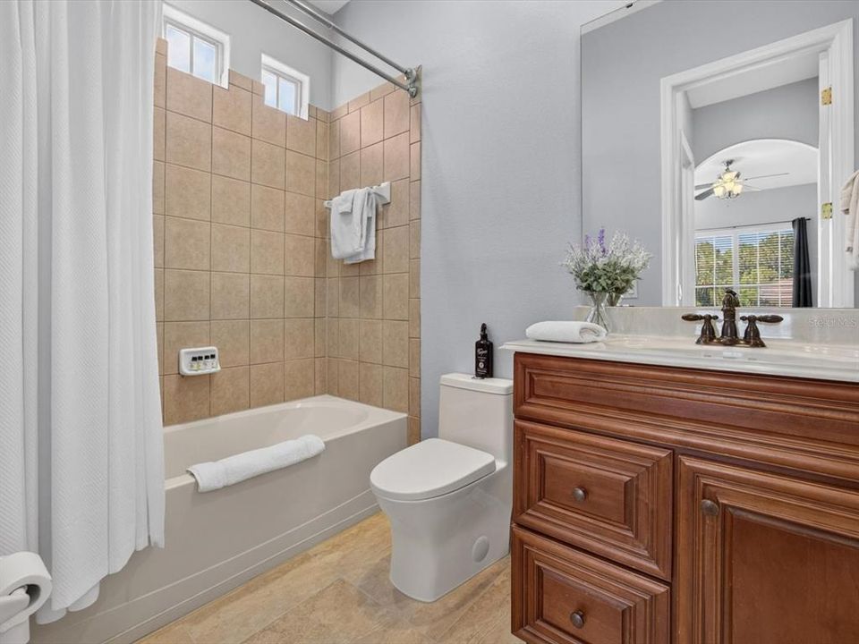 En Venta: $735,000 (4 camas, 3 baños, 3571 Pies cuadrados)