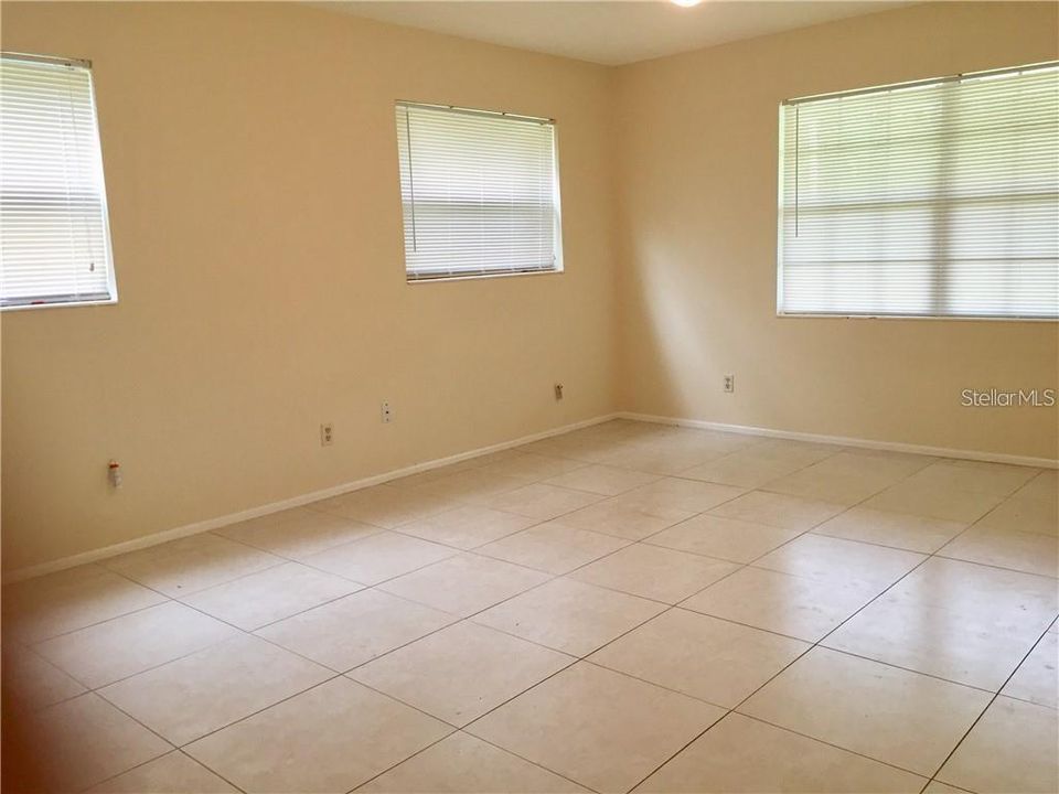For Rent: $1,099 (1 beds, 1 baths, 920 Square Feet)