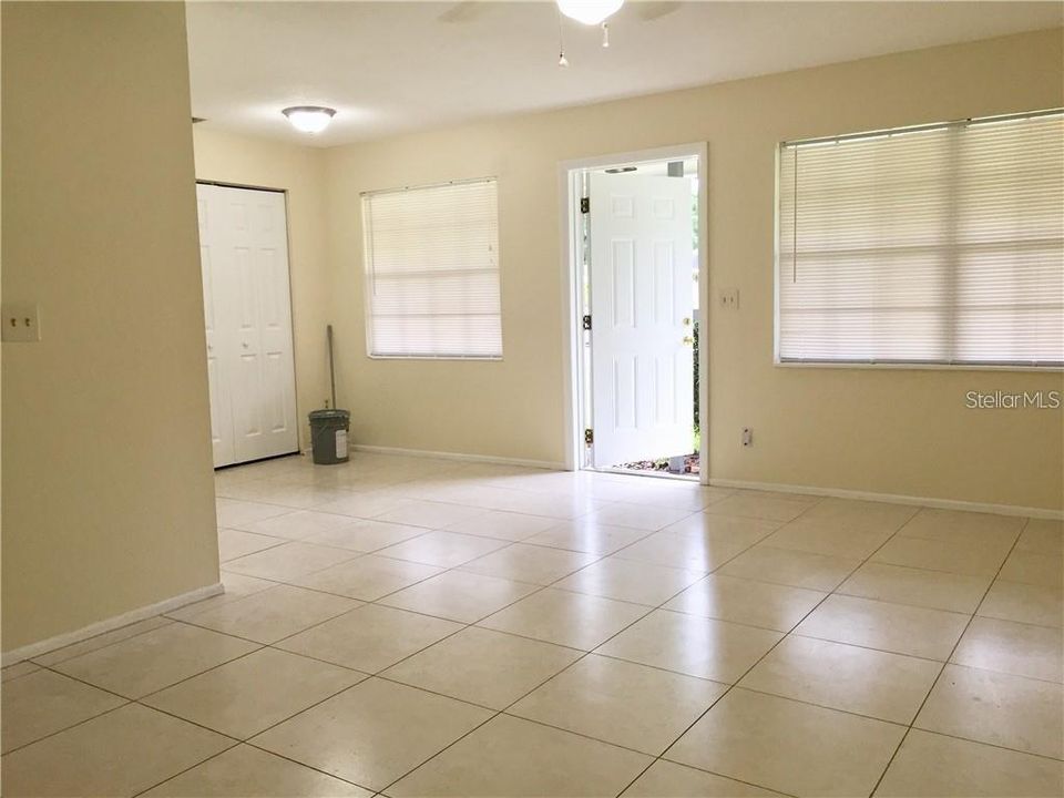 For Rent: $1,099 (1 beds, 1 baths, 920 Square Feet)