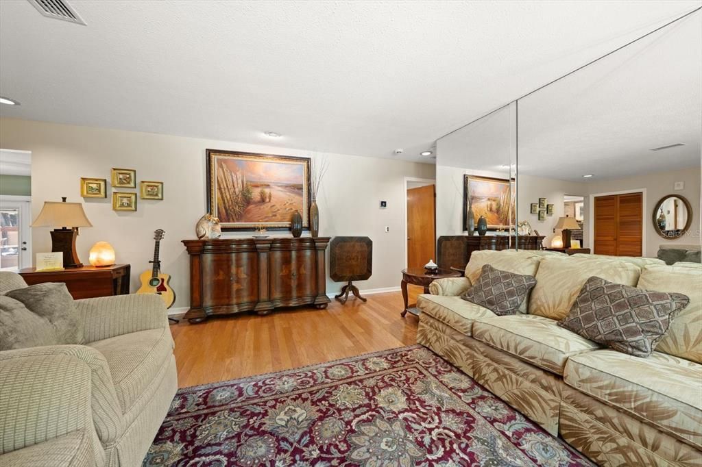 En Venta: $525,000 (4 camas, 2 baños, 2005 Pies cuadrados)