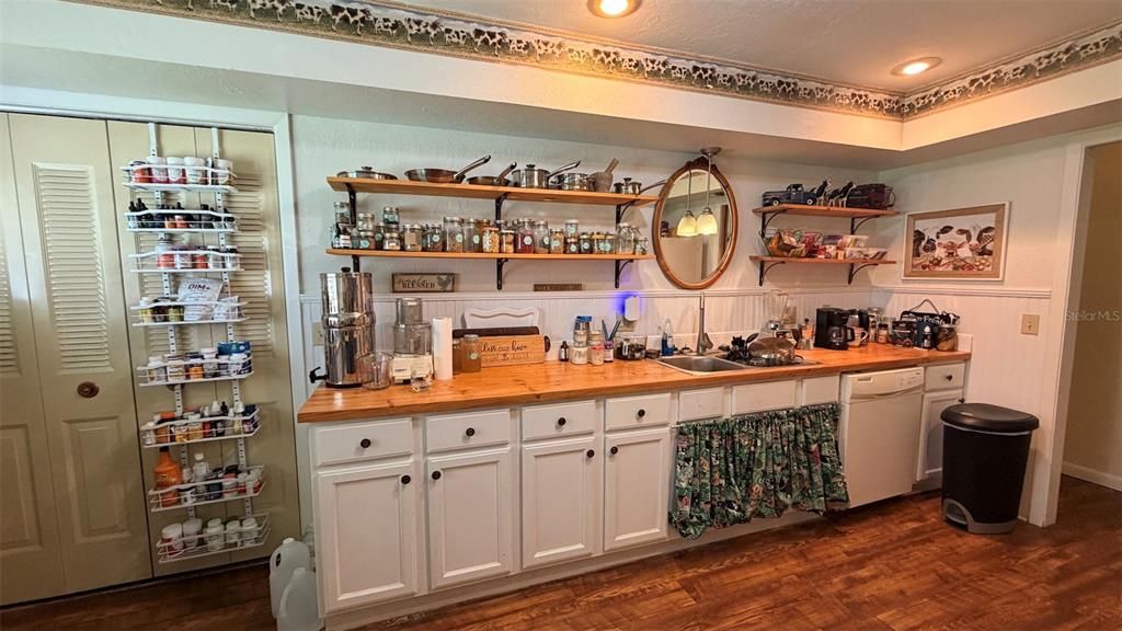 На продажу: $199,999 (3 спален, 2 ванн, 1678 Квадратных фут)
