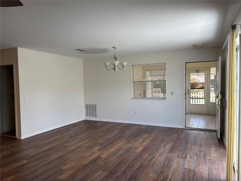 For Sale: $240,000 (2 beds, 2 baths, 1121 Square Feet)