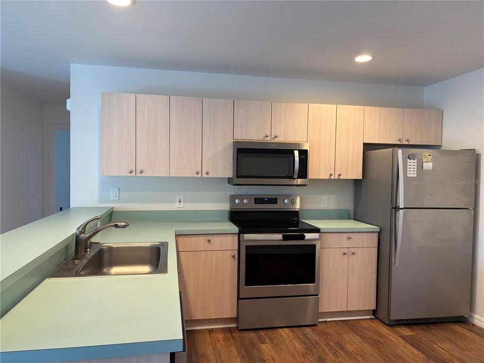 For Sale: $240,000 (2 beds, 2 baths, 1121 Square Feet)