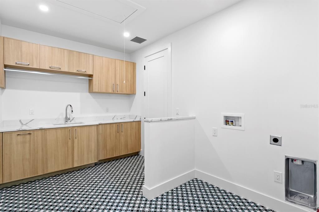 En Venta: $3,999,999 (5 camas, 6 baños, 6584 Pies cuadrados)