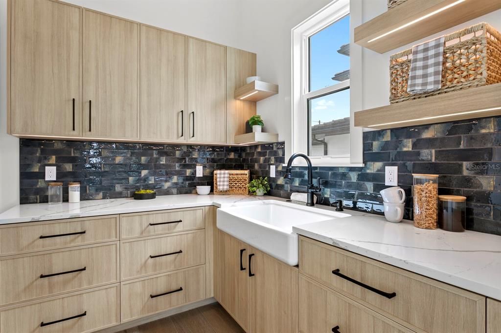 En Venta: $3,999,999 (5 camas, 6 baños, 6584 Pies cuadrados)