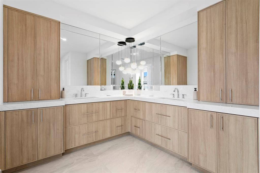 En Venta: $3,999,999 (5 camas, 6 baños, 6584 Pies cuadrados)
