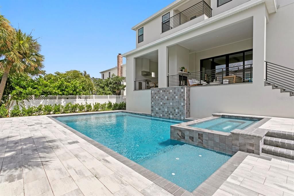 En Venta: $3,999,999 (5 camas, 6 baños, 6584 Pies cuadrados)