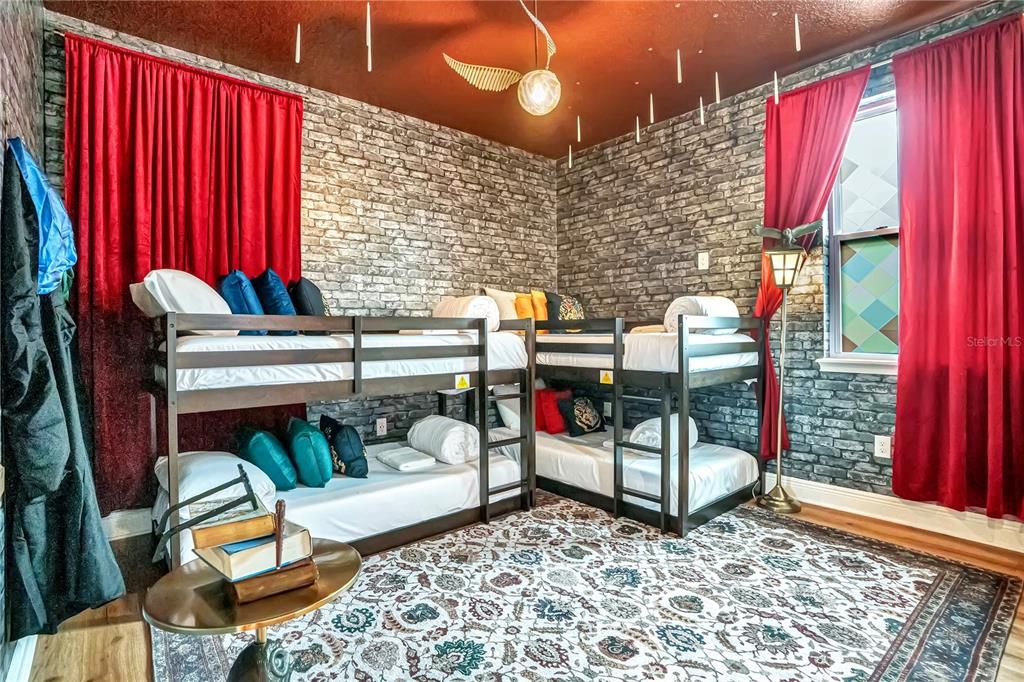 На продажу: $829,000 (8 спален, 7 ванн, 3412 Квадратных фут)