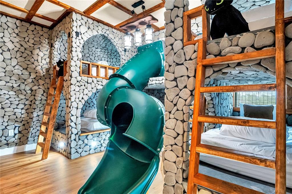 На продажу: $829,000 (8 спален, 7 ванн, 3412 Квадратных фут)