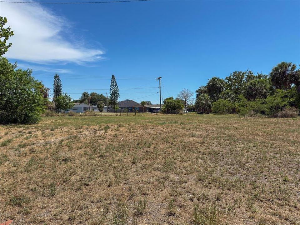 На продажу: $539,000 (0.78 acres)