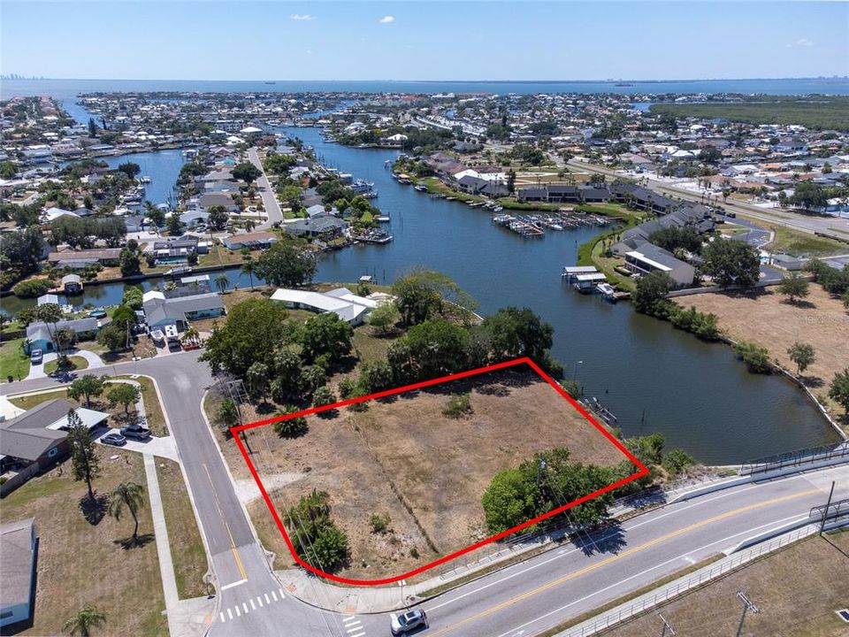 На продажу: $539,000 (0.78 acres)