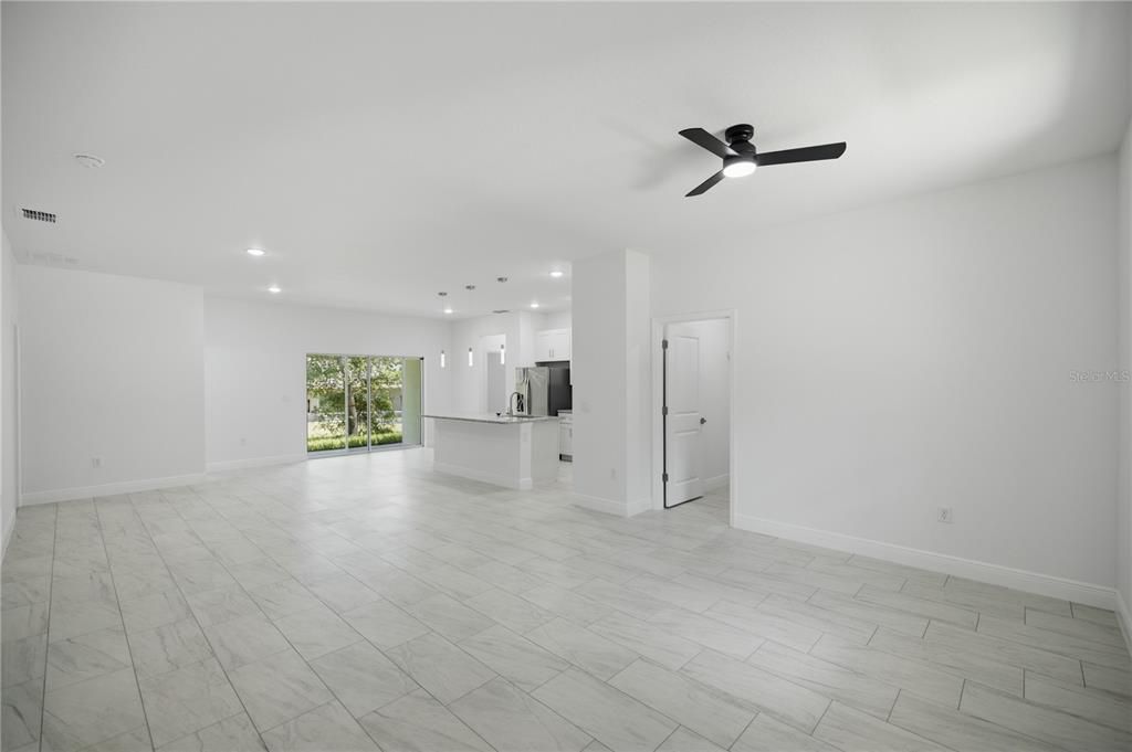 For Sale: $335,000 (4 beds, 3 baths, 1827 Square Feet)