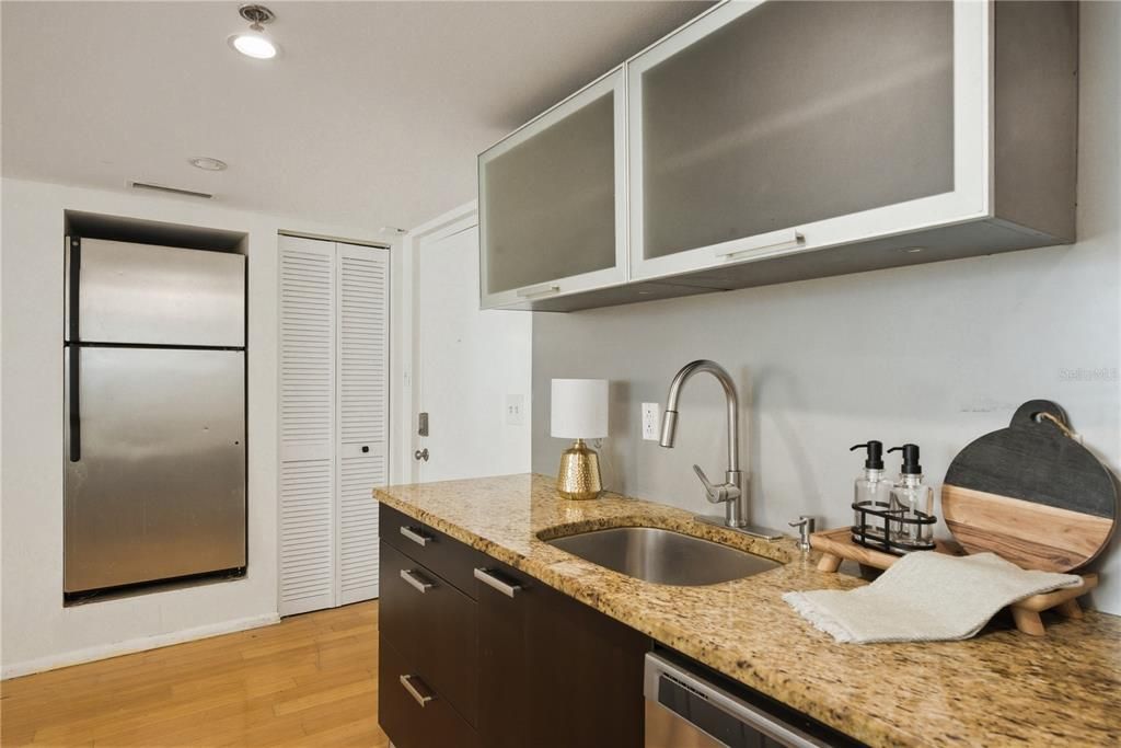 For Rent: $2,000 (2 beds, 2 baths, 1060 Square Feet)