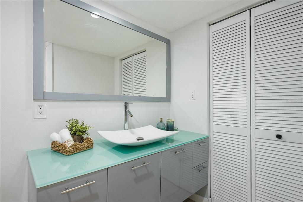 For Rent: $2,000 (2 beds, 2 baths, 1060 Square Feet)