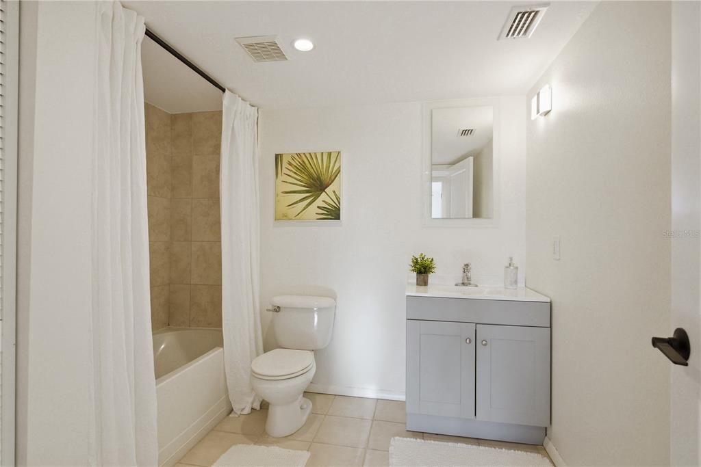 For Rent: $2,000 (2 beds, 2 baths, 1060 Square Feet)